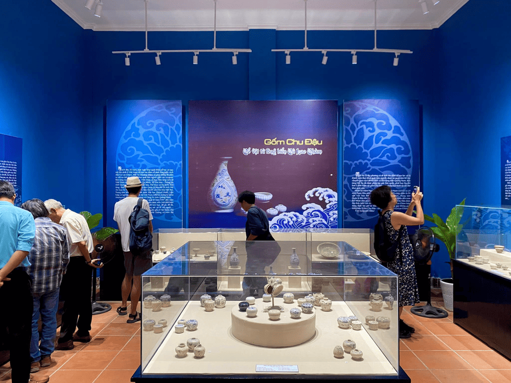 The exhibition space showcases ceramics from the Dai Viet Period (Source: Bảo Tàng Hội An)